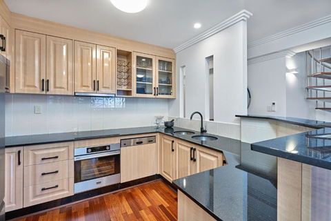 Belle Escapes Luxury Cairns Penthouse With Ocean Views 903 - Accommodation Fremantle 4