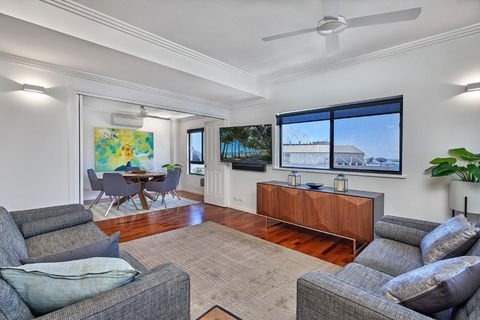 Belle Escapes Luxury Cairns Penthouse With Ocean Views 903 - Accommodation Fremantle 6