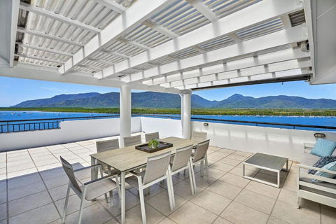 Belle Escapes Luxury Cairns Penthouse With Ocean Views 903 - Accommodation Fremantle 2