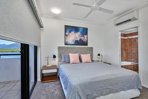 Belle Escapes Luxury Cairns Penthouse With Ocean Views 903 - Accommodation Fremantle 3