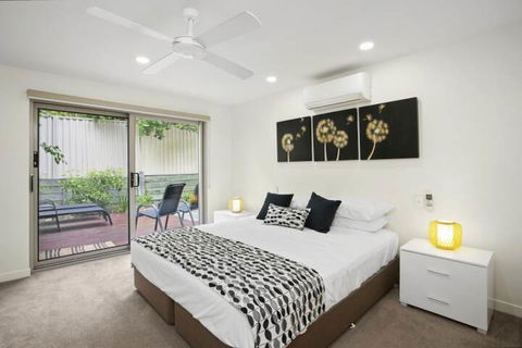 Stunning Apartment With Views Of Laguna Bay Unit 2 Taralla 16 Edgar Bennett Ave - Accommodation Fremantle 6