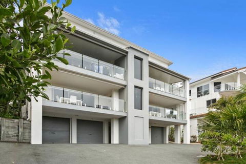 Stunning Apartment With Views Of Laguna Bay Unit 2 Taralla 16 Edgar Bennett Ave - Accommodation Fremantle 1