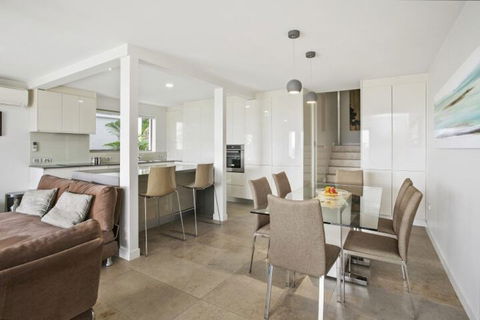 Stunning Apartment With Views Of Laguna Bay Unit 2 Taralla 16 Edgar Bennett Ave - Accommodation Fremantle 7