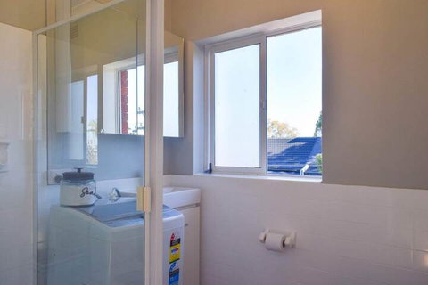 Sun-drenched 1 Bed Studio Apartment In Newtown - Accommodation Fremantle 2