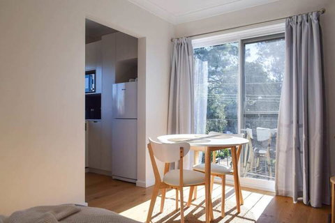 Sun-drenched 1 Bed Studio Apartment In Newtown - Accommodation Fremantle 4