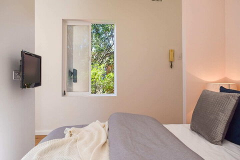 Sun-drenched 1 Bed Studio Apartment In Newtown - Accommodation Fremantle 5