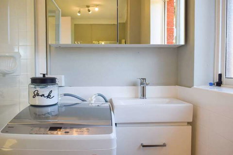 Sun-drenched 1 Bed Studio Apartment In Newtown - Accommodation Fremantle 7