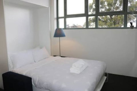 Cosy Newtown Studio Apartment With Swimming Pool - Accommodation Fremantle 6