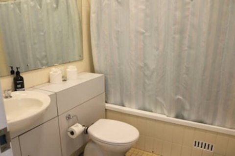 Cosy Newtown Studio Apartment With Swimming Pool - Accommodation Fremantle 4
