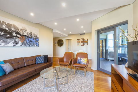 2 Bdrm North Sydney With Harbour Views - Accommodation Fremantle 3