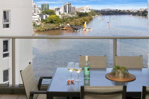 Amazing River View 3 Bedroom Apartment Brisbane CBD Netflix Fast Wifi Carpark - Accommodation Fremantle 3