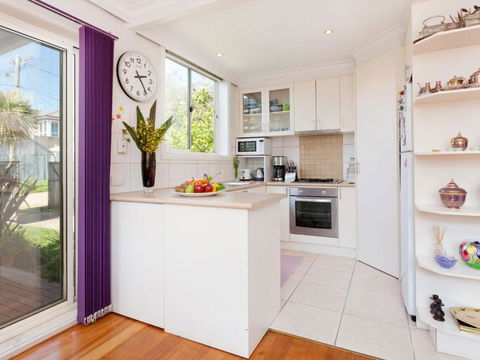 METRES TO THE BEACH MORNINGTON - Accommodation Fremantle 2