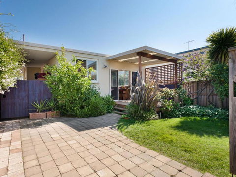 METRES TO THE BEACH MORNINGTON - Accommodation Fremantle 4