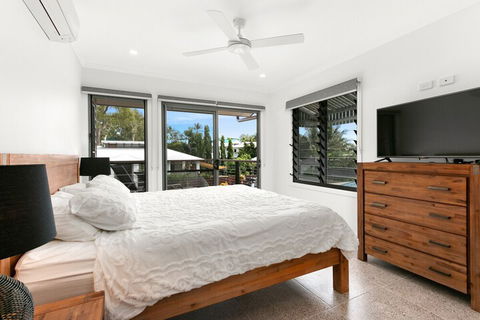Tropical Beachside Oasis In Clifton Beach - Accommodation Fremantle 2
