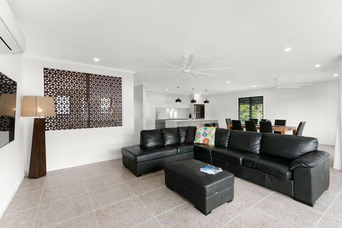 Tropical Beachside Oasis In Clifton Beach - Accommodation Fremantle 6