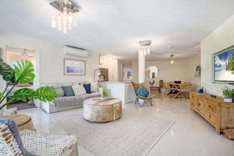 Stroll To The Surf & Sand Little Cove - Accommodation Fremantle 1