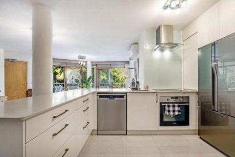 Stroll To The Surf & Sand Little Cove - Accommodation Fremantle 2