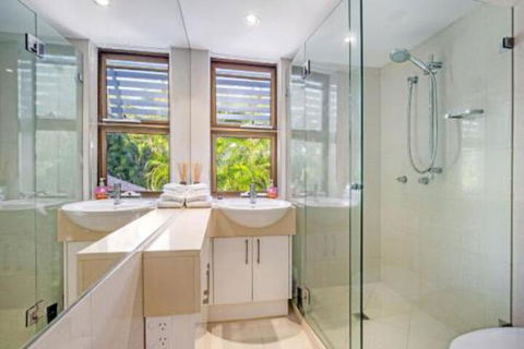 Stroll To The Surf & Sand Little Cove - Accommodation Fremantle 6