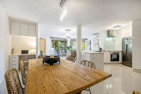Stroll To The Surf & Sand Little Cove - Accommodation Fremantle 3