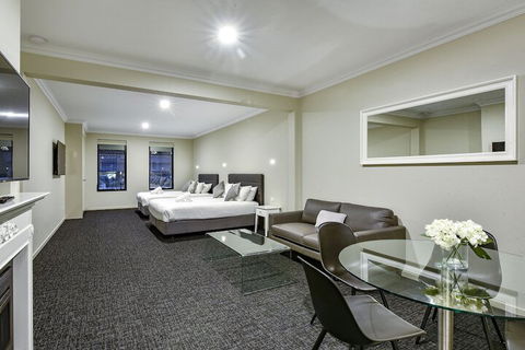 Aloha Central Premium Studios - Accommodation Fremantle 2
