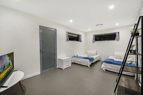 Just In Paradise Waterfront 5 Bedroom Deluxe House Central Broadbeach Location - Accommodation Fremantle 6