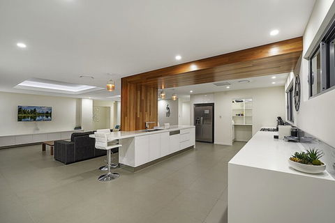 Just In Paradise Waterfront 5 Bedroom Deluxe House Central Broadbeach Location - Accommodation Fremantle 3