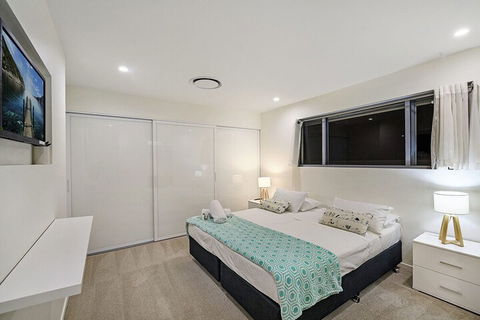 Just In Paradise Waterfront 5 Bedroom Deluxe House Central Broadbeach Location - Accommodation Fremantle 5