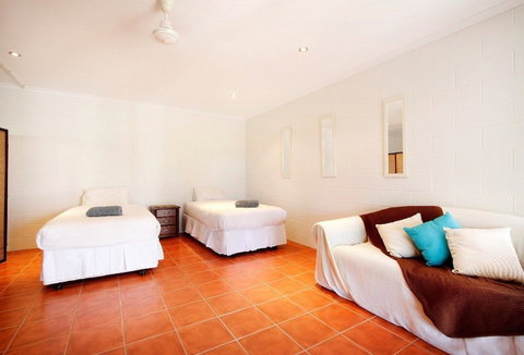 Hideaway Retreat Beach House With Pool - Accommodation Fremantle 4