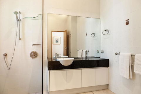 Contemporary & Luxurious Little Cove - Accommodation Fremantle 6