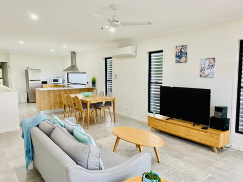 DAYDREAMING Airlie Beach Water Views & Only 200m To Boardwalk. - Accommodation Fremantle 1
