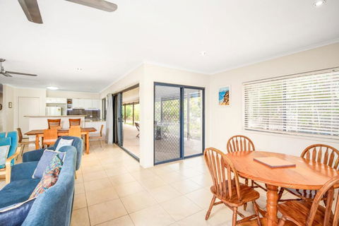 18 Naiad Court Rainbow Shores Modern Beach House Walk To Beach - Accommodation Fremantle 1