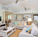 6 Orania Court Rainbow Shores Absolutely gorgeous beach side property within 200 metres walk to the beach - Accommodation Fremantle