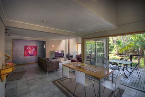 6 Satinwood Drive Rainbow Shores Stylish Beach House Free WiFi - Accommodation Fremantle 1