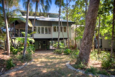 6 Satinwood Drive Rainbow Shores Stylish Beach House Free WiFi - Accommodation Fremantle 2