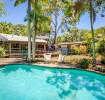 8 Satinwood Drive Rainbow Shores Architecturally Designed Pool Walk to Beach - Accommodation Fremantle