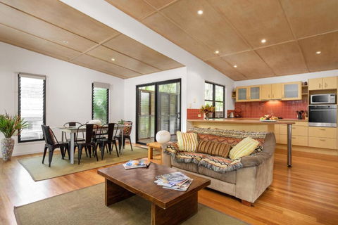 12 Naiad Court Pool Sleeps 8 Close To Beach - Accommodation Fremantle 4