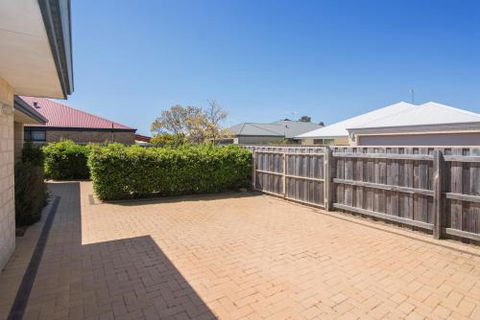 Acrosstheway - Accommodation Fremantle 1