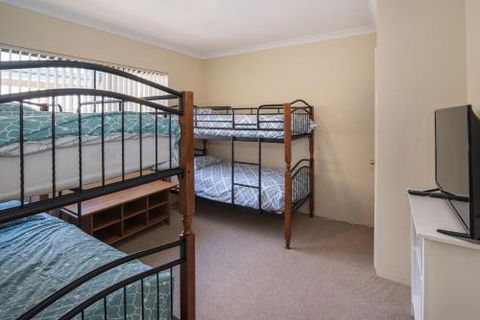 Acrosstheway - Accommodation Fremantle 5