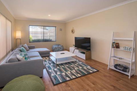 Acrosstheway - Accommodation Fremantle 2