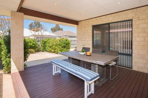 Acrosstheway - Accommodation Fremantle 6