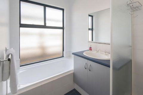 Acrosstheway - Accommodation Fremantle 3
