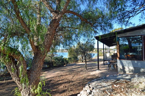 CDC 625 Beach House Incl.rear 2BR Studio - Accommodation Fremantle 3