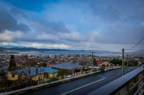 Lofty Views City Stunner! - Accommodation Fremantle 6