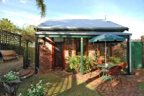 Above Bored Bed & Breakfast - Accommodation Fremantle 0