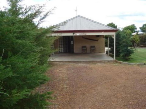 Gumtrees Cottage - Accommodation Fremantle 0