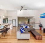 Unit 1 Rainbow Surf Modern two storey townhouse with large shared pool close to beach  shop - Accommodation Fremantle