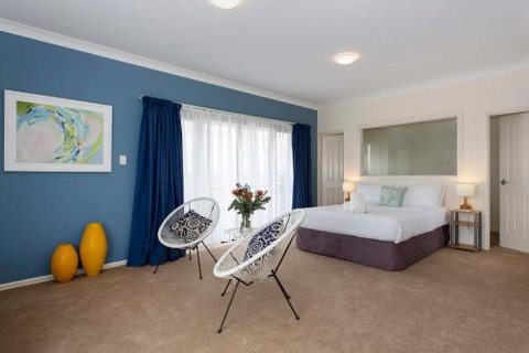 Bella Vista Townhouse With Views - Accommodation Fremantle 0