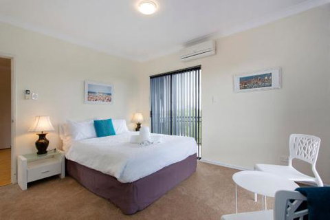 Bella Vista Townhouse With Views - Accommodation Fremantle 6