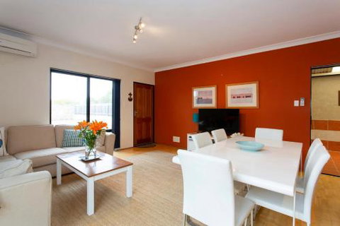 Bella Vista Townhouse With Views - Accommodation Fremantle 1