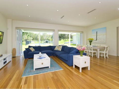 Echo Beach House 16 Reflections Dr Luxurious House With Magnificent Pool & Ducted Air - Accommodation Fremantle 5